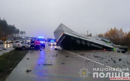 Під Житомиром фура розчавила легковик, який вилетів на зустрічну смугу