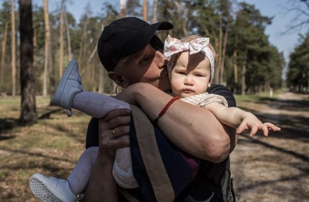Руслан Козачок з донькою. Фото: Instagram @oksana_par / © 