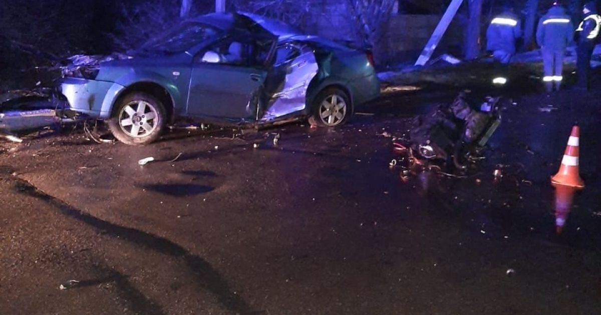 Під Києвом 16-річний хлопець узяв батькове авто в’їхав у дерево, а потім зіткнувся з електроопорою