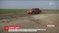 Водители утверждают, что на Николаевщине Службы автодорог засыпают ямы землей
