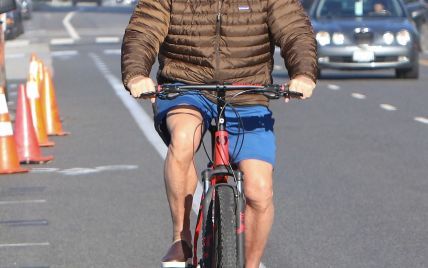 Арнольд Шварценеггер в куртке и шортах прокатился на велосипеде