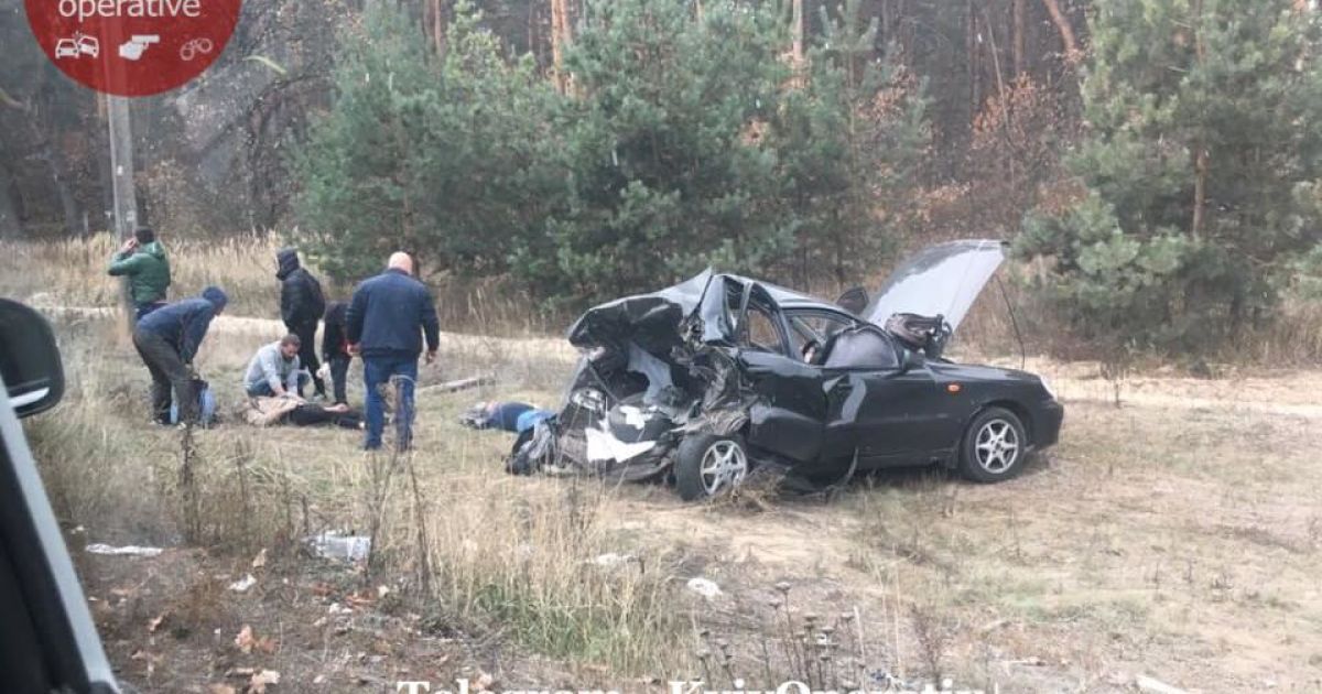Під Києвом у смертельній аварії людей затисло у легковику