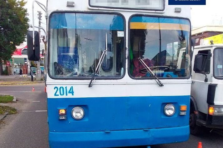 У Черкасах тролейбус наїхав на дитину, що раптово вибігла на перехід