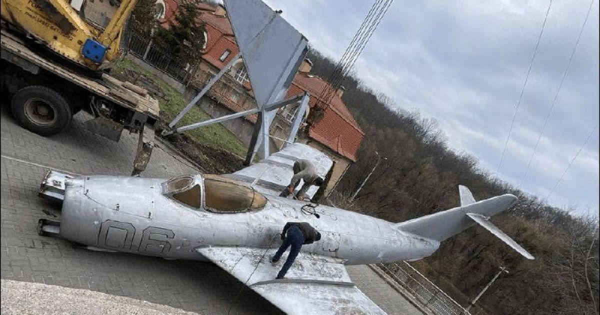 У Києві демонтували радянський літак у дворі школи