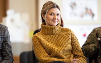 В свитере горчичного цвета и с серьгами-дугами: новый выход Елены Зеленской