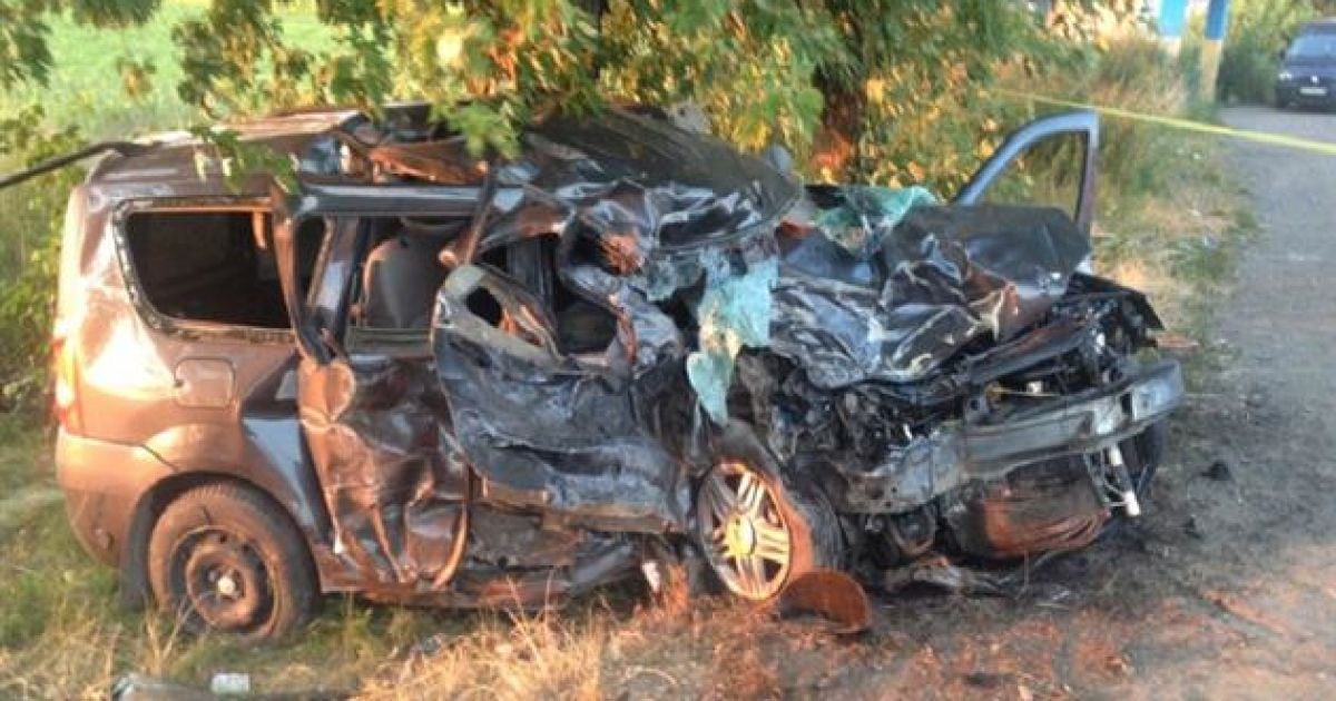 Через зіткенення з мікроавтобусом 19-річний водій &laquo;Дачія Логан&raquo; помер від травм