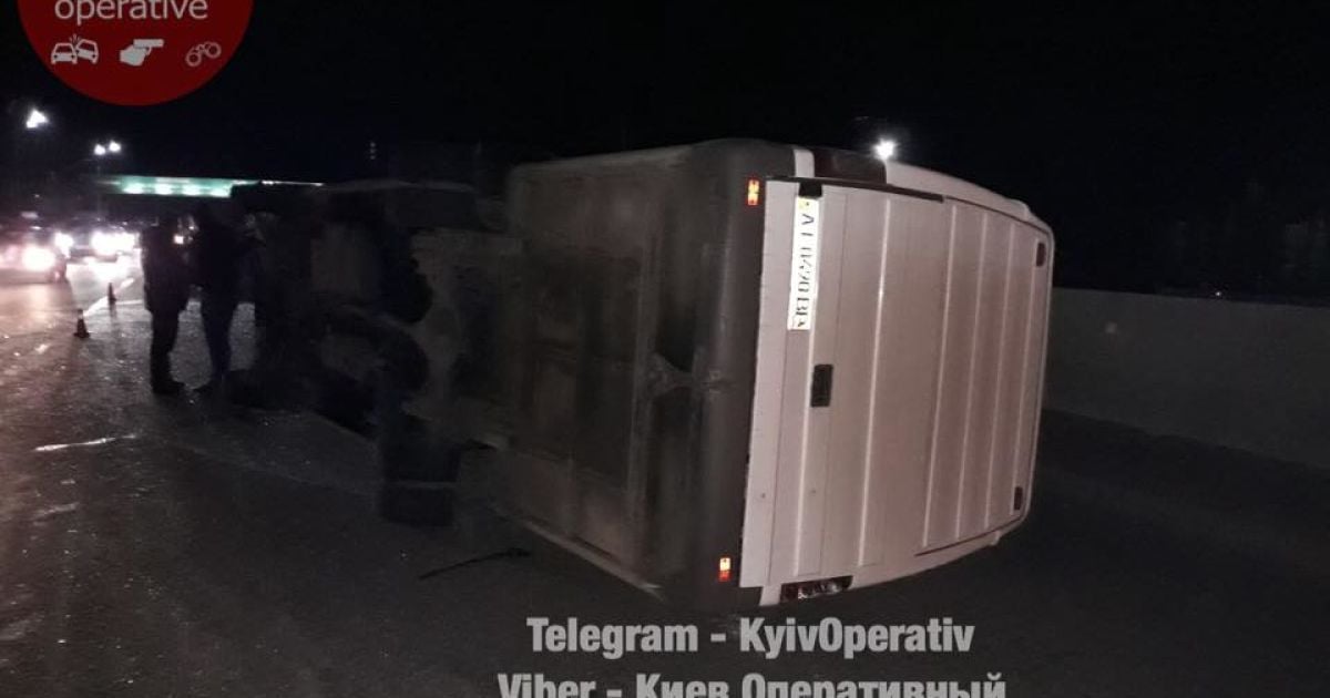 На Київщині унаслідок ДТП перекинулася маршрутка