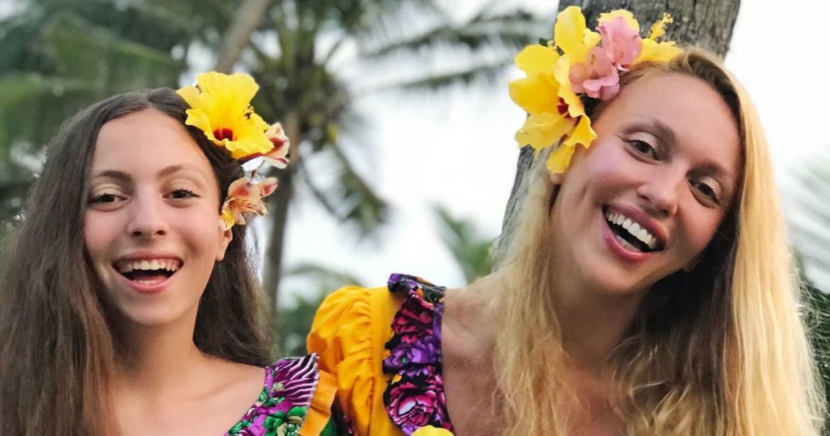 Муж Оли Поляковой перевоплотился в святого Николая и засыпал ее с дочерьми подарками