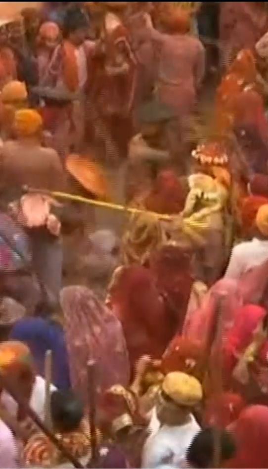 Праздник цветов и палок: в индийском городе Барсана стартовал фестиваль Латмар Холи