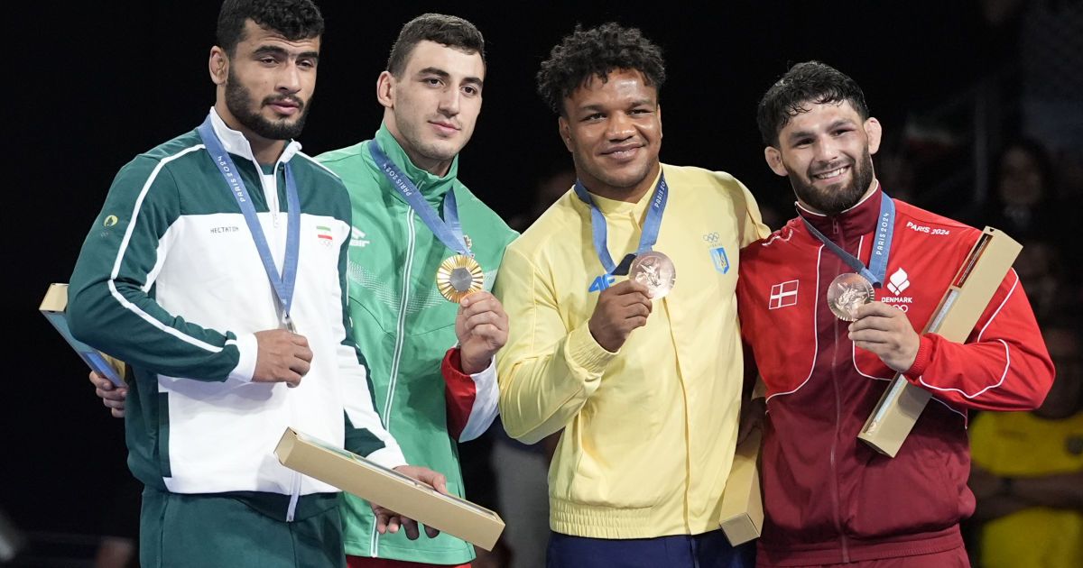 Жан Беленюк на пьедестале Оилмпиады-2024