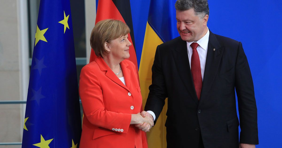 Порошенко поговорил с Меркель о лечении Умерова в Германии
