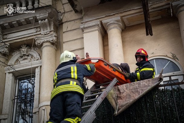 У центрі Одеси обвалився балкон: є постраждалі (фото та відео)
