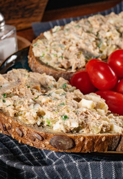Бутерброды с рыбными консервами и овощами
