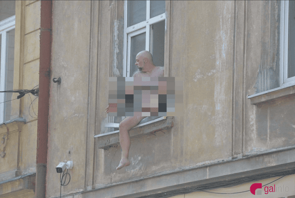 Обнаженный мужчина в центре Львова / © Гал-инфо