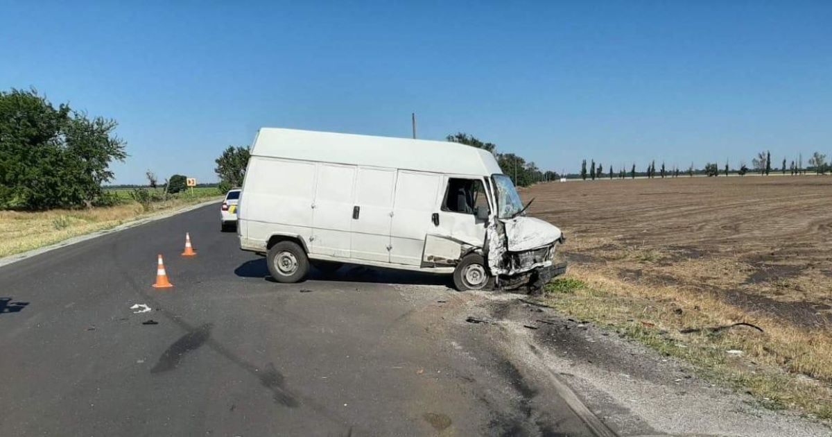 Під Скадовськом внаслідок зіткнення легковика з мікроавтобусом загинули батько та двоє дітей