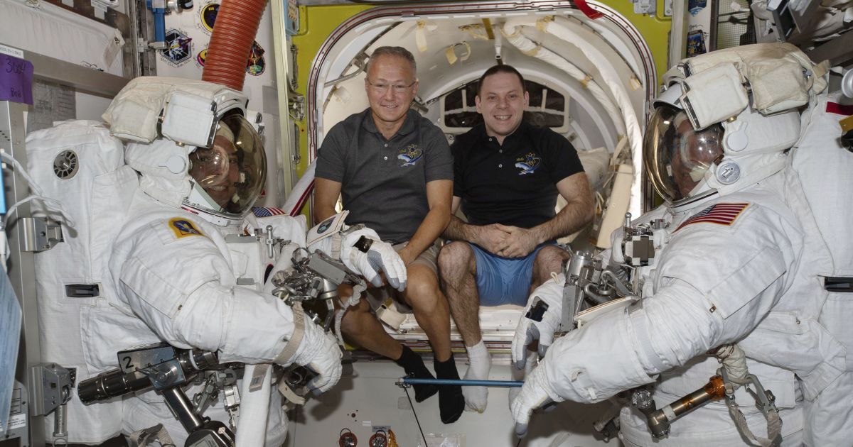Історичне повернення: у США успішно приземлився космічний корабель Crew Dragon компанії SpaceX