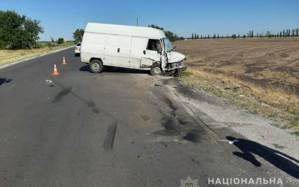 Под Скадовском в результате столкновения легковушки с микроавтобусом погибли отец и двое детей