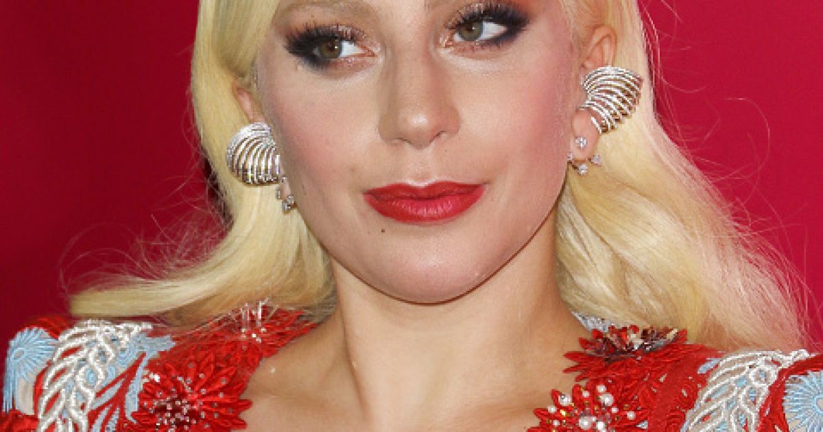 Леді Гага вбралася у відверту сукню