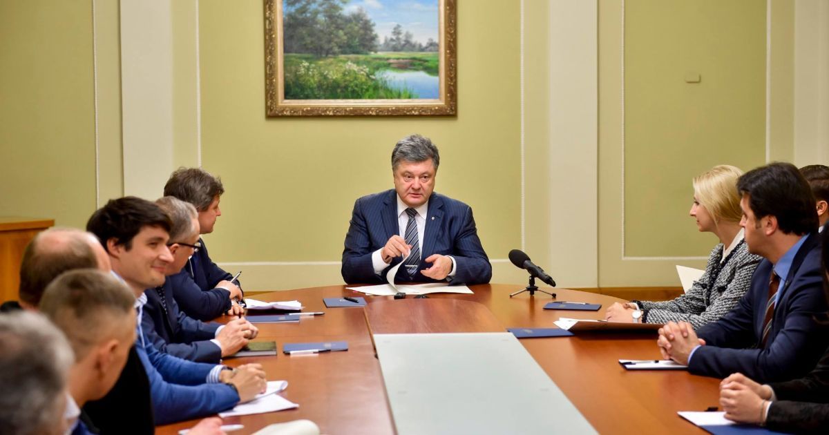 Порошенко подписал закон об электронных декларациях