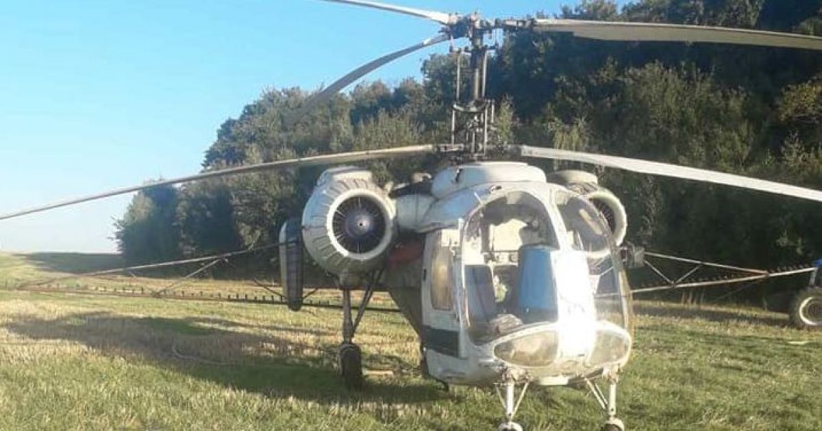 В Ровенской области селяне задержали списанный вертолет, что незаконно кропил поля