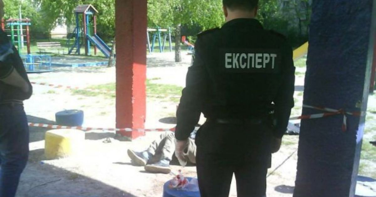 В Киеве на детской площадке обнаружили человеческий труп