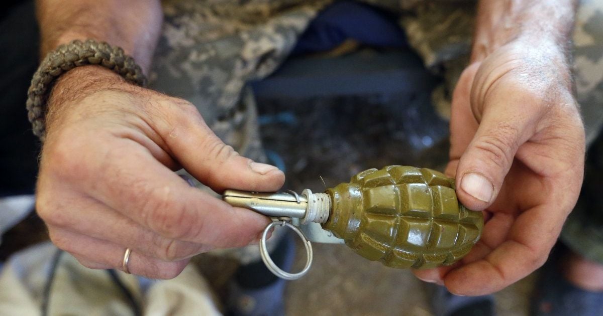 Двойная угроза взрыва. В Киеве обнаружили подозрительную замотанную скотчем коробку и гранату