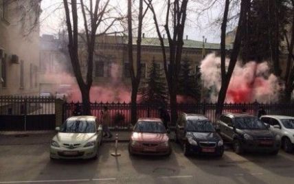 Сотня молодых людей забросали украинское посольство в Москве яйцами