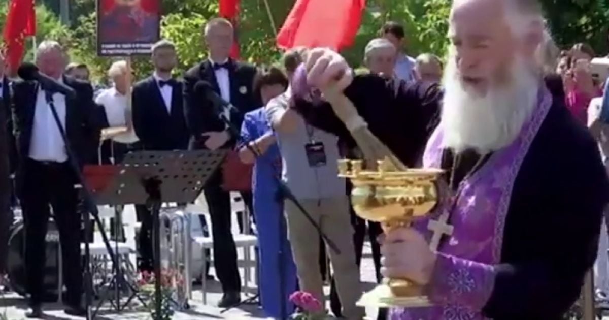 Російський священник освячує пам'ятник Сталіну