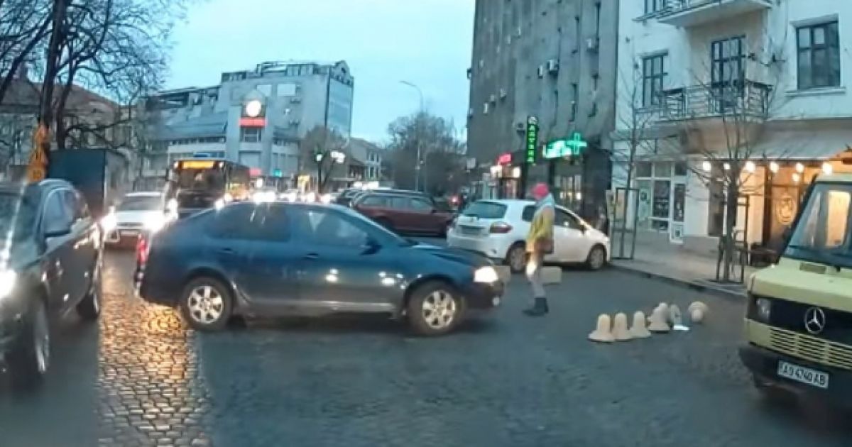 В Ужгороді дві жінки влаштували розбірки за місце на парковці: через це авто врізалось в автобус