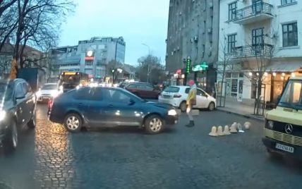 В Ужгороді дві жінки влаштували розбірки за місце на парковці: через це авто врізалось в автобус