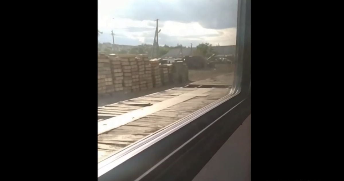"Экспозиция орковской халатности": в Сети показали, что хранилось на площадке недалеко от Джанкоя в Крыму, где раздались взрывы (видео)