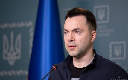 "Прилетело на головы": Арестович рассказал подробности обстрела базы "Вагнера" в Попасной