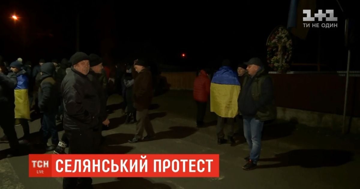 Жителі села перекрили дорогу, бо хочуть приєднатися до Чернівців
