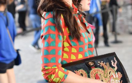 В пестром платье и с красной помадой: Дакота Джонсон на Миланской неделе моды