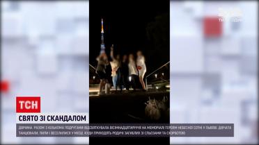 Новости Украины: во Львове девушки отпраздновали 18-летие подруги на мемориале Героям Небесной Сотни