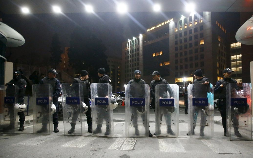 Террористы из запрещенной в США, ЕС и Турции группировки захватили в заложники прокурора. / © Reuters