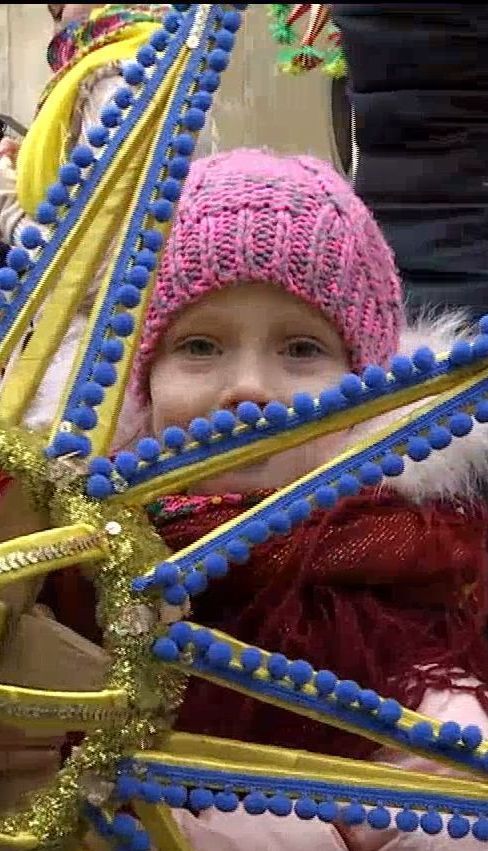 Коляда-флешмоб та хороводи: українці продовжують святкування Різдва та Нового року
