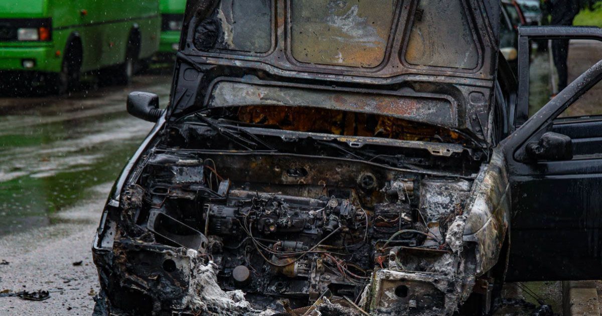У Дніпрі загорівся Peugeot: постраждав водій