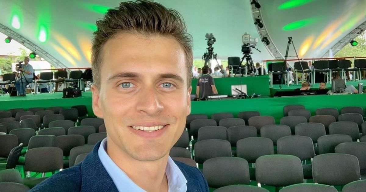 Олександр Скічко показав своє посвідчення кандидата в народні депутати