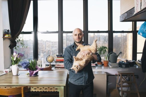 Дэвид Уильямс снял мужчин с их котами. / © Tumblr/Men with Cats