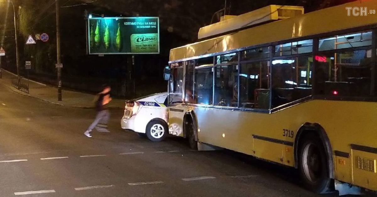 ДТП тролейбус поліцейське авто Київ_1 / © Фото Дмитра Святненка/ТСН