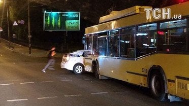 ДТП тролейбус поліцейське авто Київ_1 / © Фото Дмитрия Святненко/ТСН