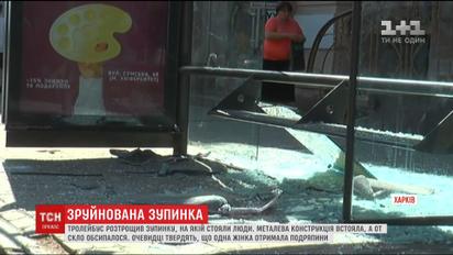 В Харкові тролейбус в’їхав в зупинку з людьми. Є постраждалі