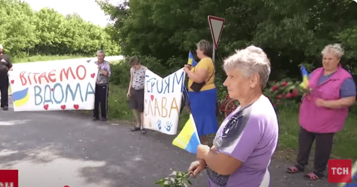 Українці зустрічають звільнених з полону захисників