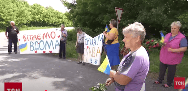 Обмен пленными: как в Украине встречали освобожденных защитников (щемящее видео)