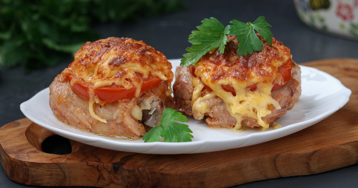 Стожки из фарша с помидорами  и сыром в духовке