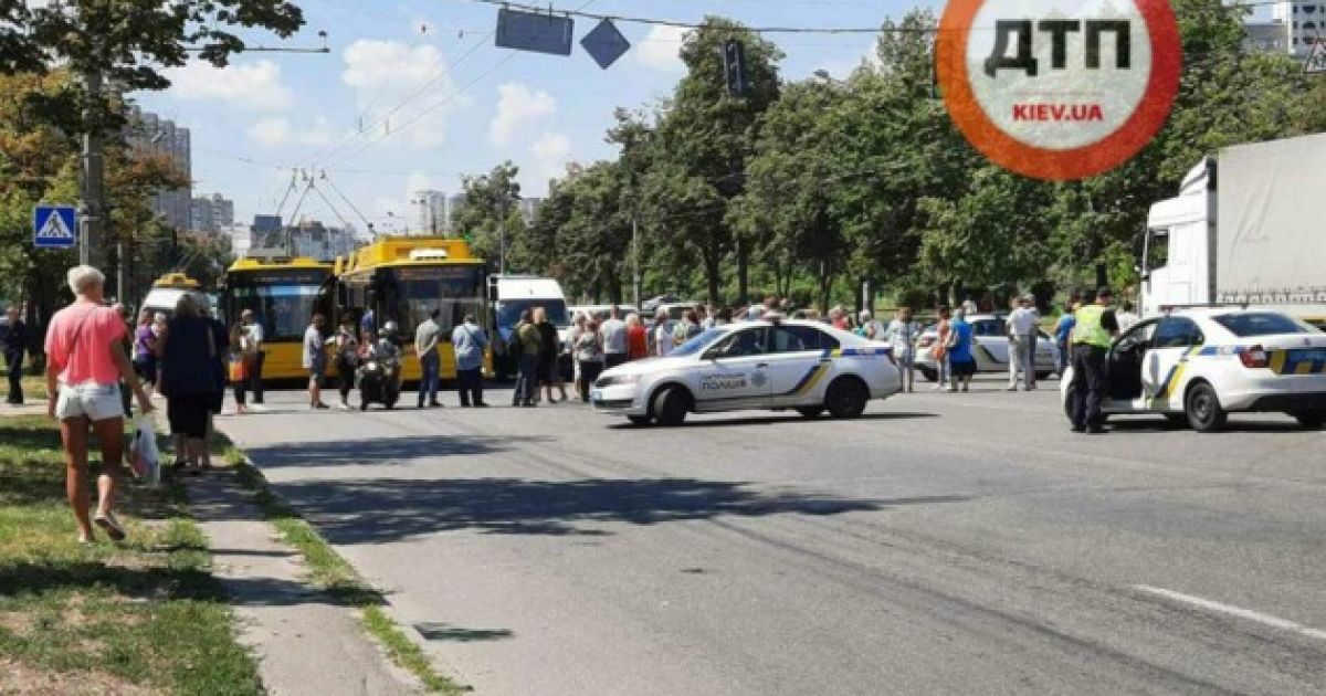 В Киеве протестующие блокировали движение транспорта на Троещине