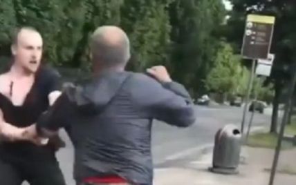 Во Львове молодой человек напал на мужчину из-за просьбы одеть маску в автобусе: появилось видео