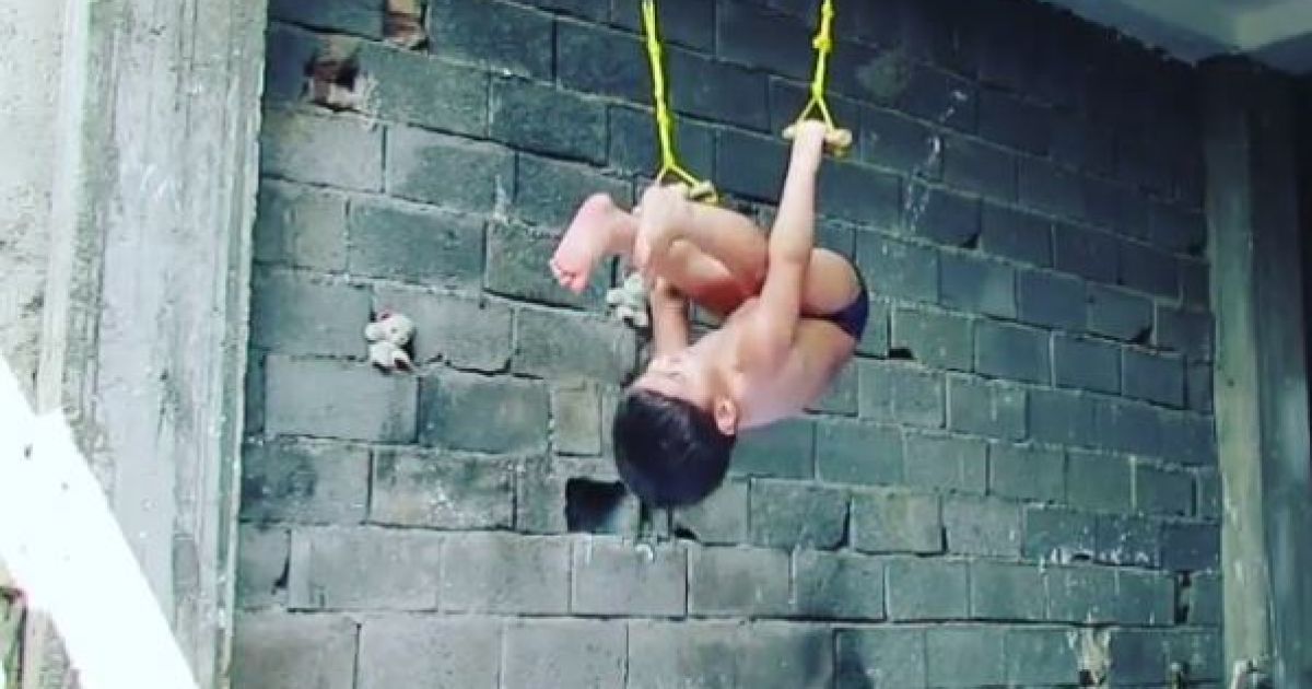 Малыш поражает своими трюками / © Instagram/arat.gym