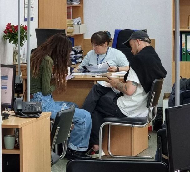 Надю Дорофєєву та Мішу Кацуріна заскочили у київському ЦНАПі / © instagram.com/v_solomka